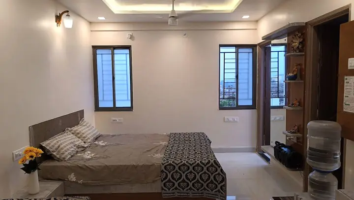 Bright studio with queen bed, windows and cove lighting