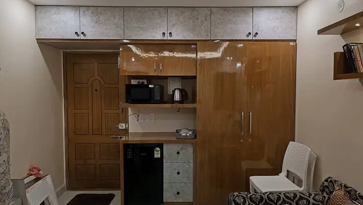 Entrance with wardrobe and kitchenette